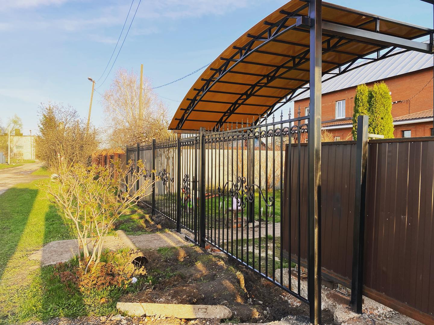 Как выбрать автонавес для семейной парковки в Раменское, если один автомобиль выше и шире другого