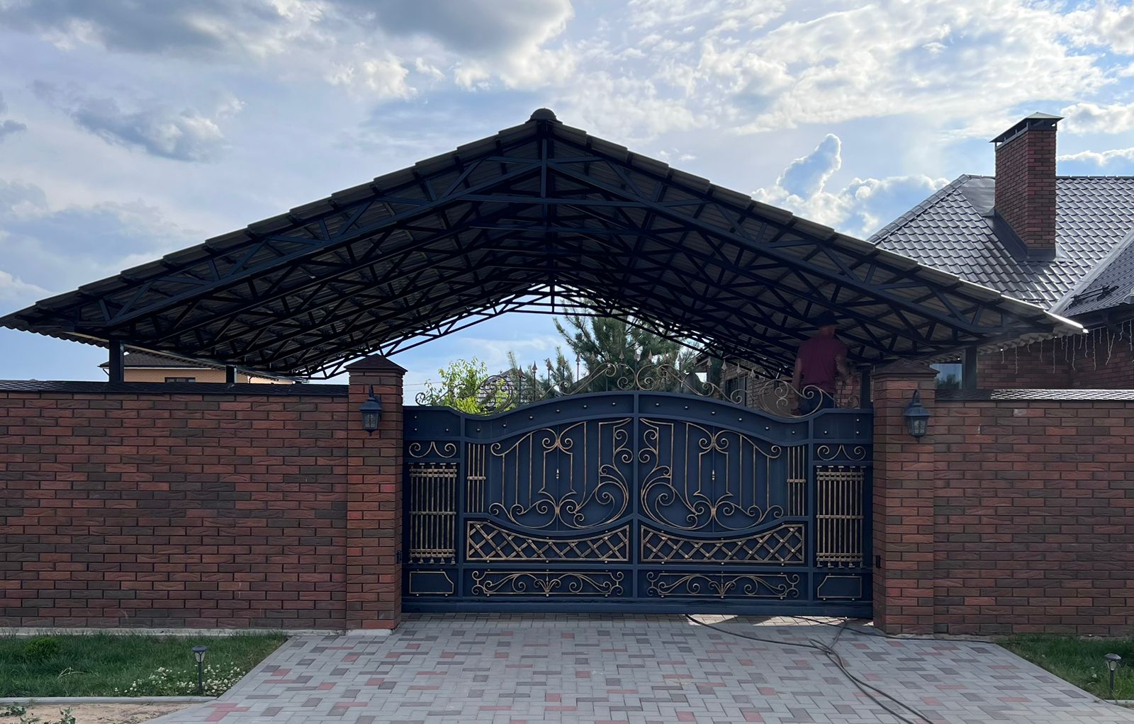 Металлический семейный навес