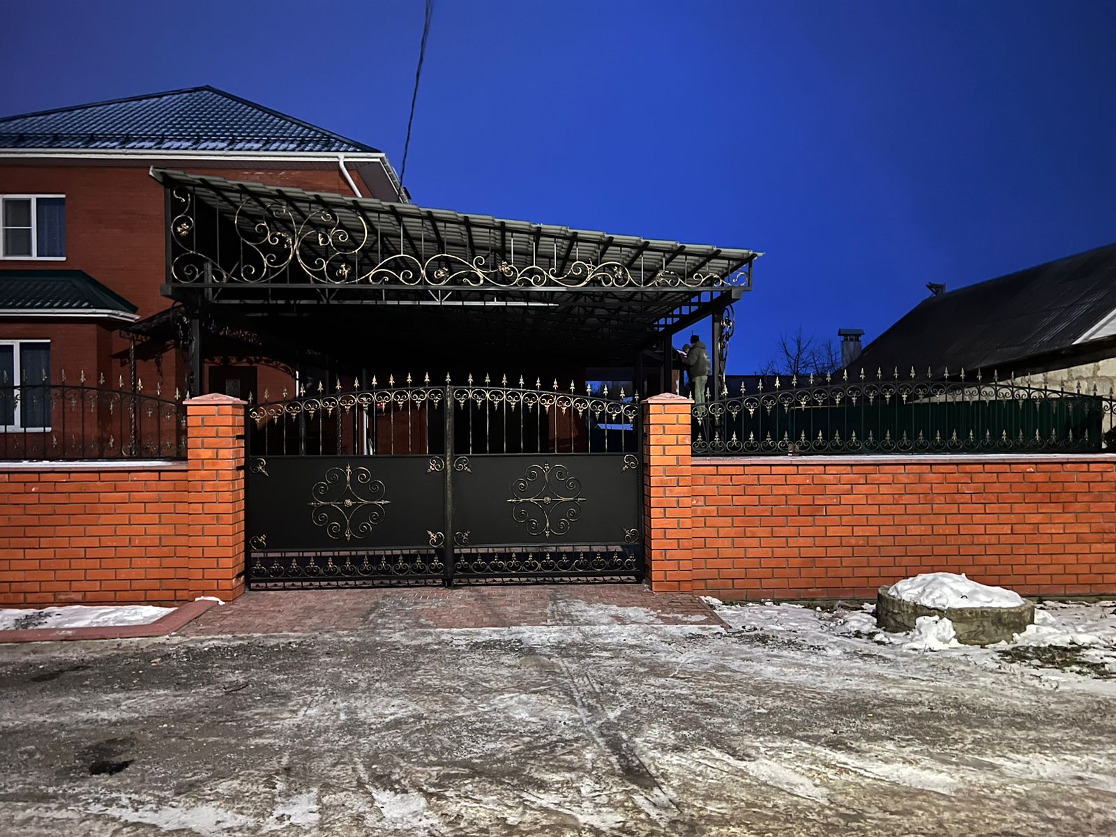 Как выбрать распашные или откатные ворота под ширину проезда и рельеф участка в Раменское