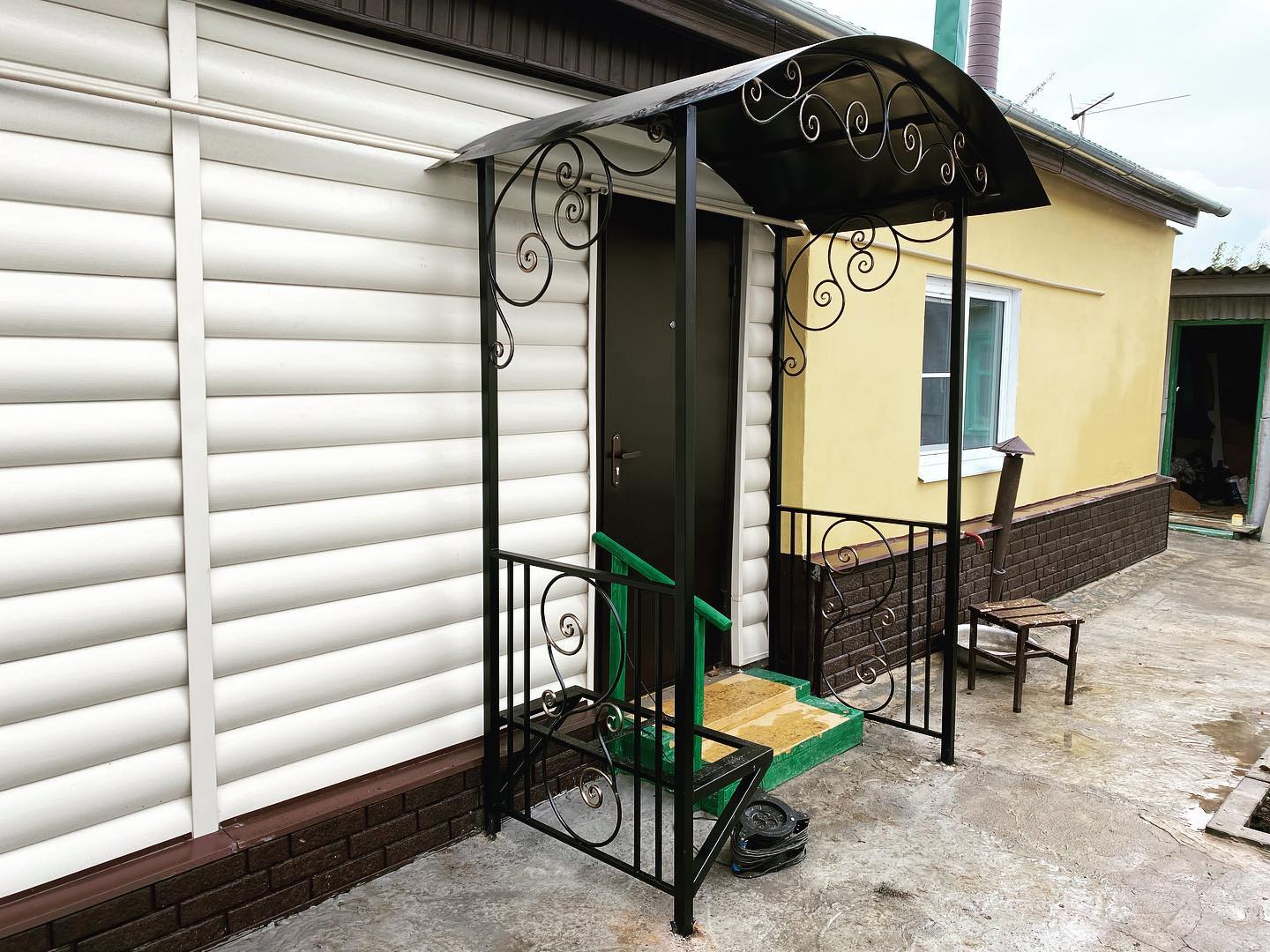 Какой материал для козырька дольше сохраняет внешний вид в Раменское: стекло, поликарбонат или металл